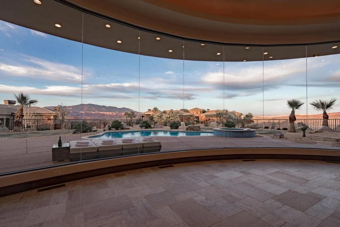 Seamless corner glass window installation