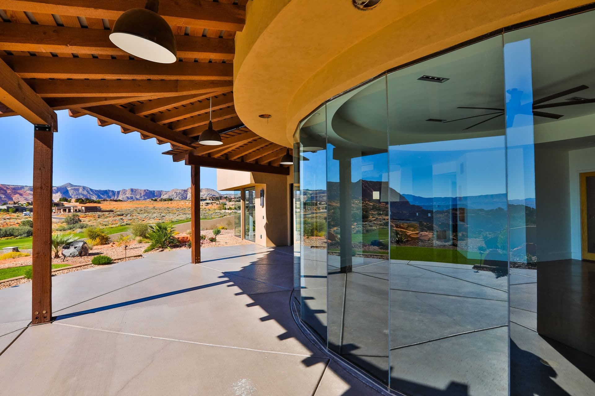 Butted windows installation with seamless corner glass views